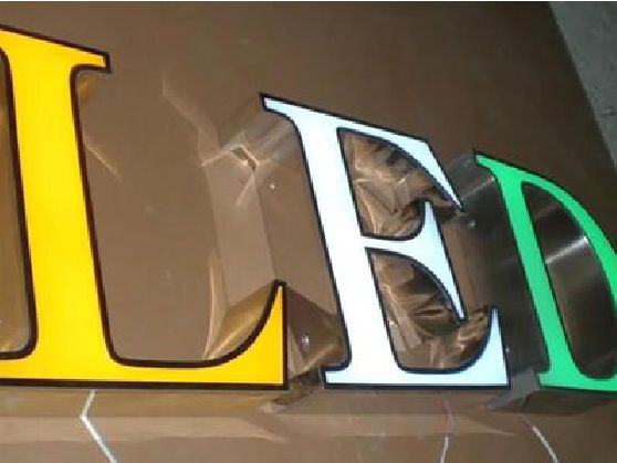 色达介绍LED招牌的基础知识。